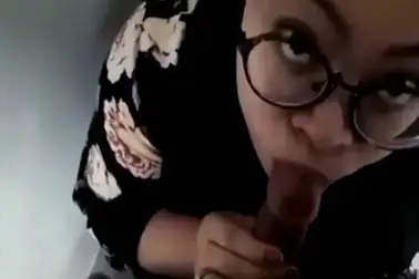 Pacar Berjilbab Nyepong Di Toilet Mall
